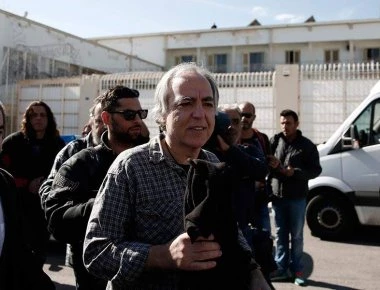 Στις φυλακές Κορυδαλλού ο Δημήτρης Κουφοντίνας - Επέστρεψε νωρίτερα από την άδεια (φωτό, βίντεο)
